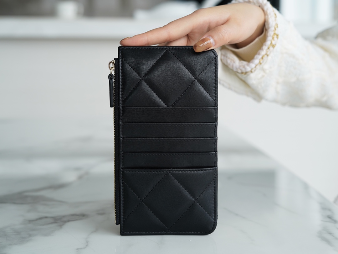 𝗖𝗛𝗔𝗘𝗡𝗟✦Classic 19 Collection Translucent and bright textured goatskin 🐐 Phone bag Black Gold