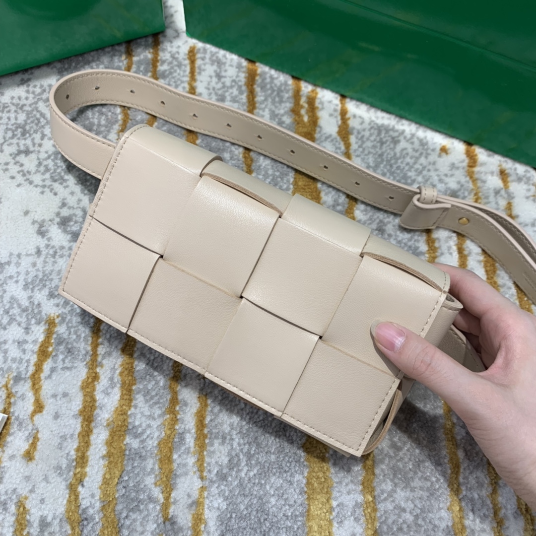 Bottega Veneta  𝗧𝗛𝗘 𝗕𝗘𝗟𝗧 𝗖𝗔𝗦𝗦𝗘𝗧𝗧𝗘 # 639367