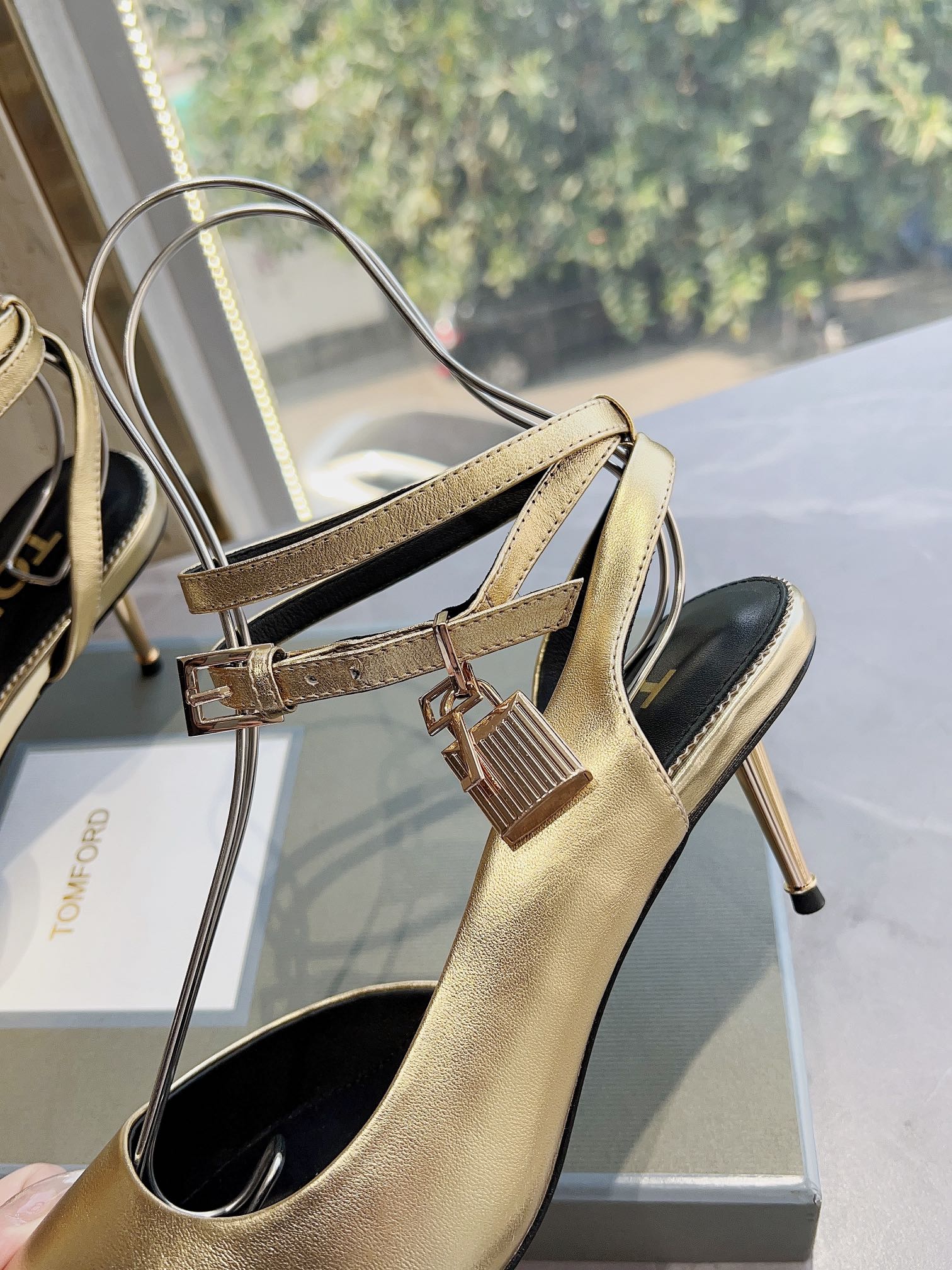 𝐓𝐎𝐌𝐅𝐎𝐑𝐃｜𝟐𝟎𝟐𝟑𝐒𝐒/𝐧𝐞𝐰  Dolce & Ga women's jeweled buckle jacquard raglan heels