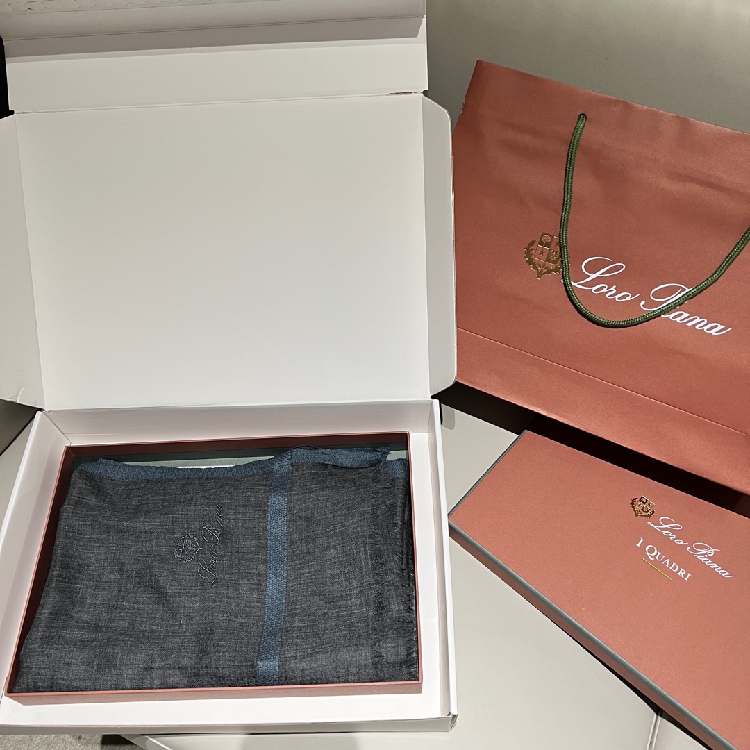 𝐋𝐨𝐫𝐨 𝐩𝐢𝐚𝐧𝐚 Ring Fleece Scarf 