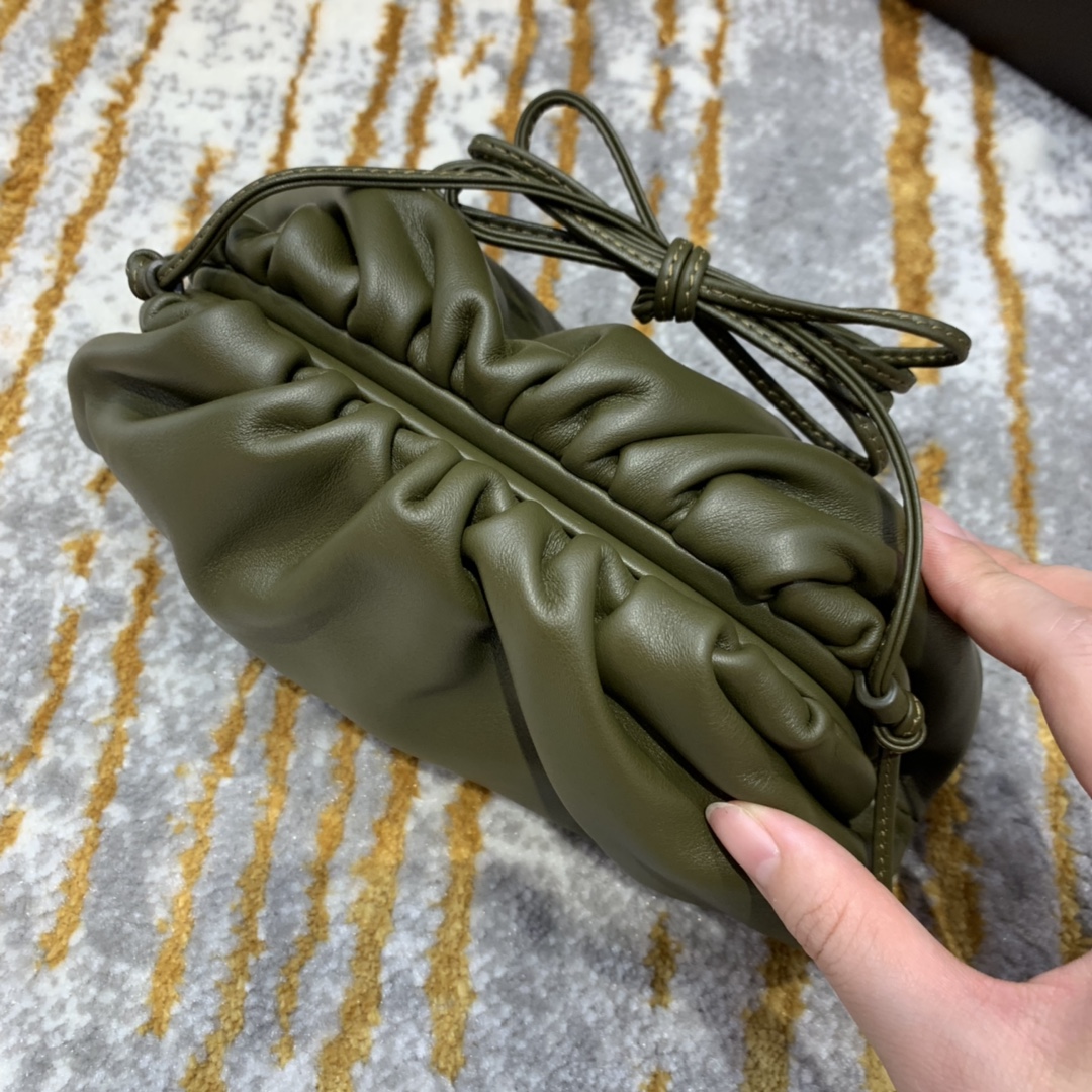 Bottega Veneta  THE MINI POUCH  #585852