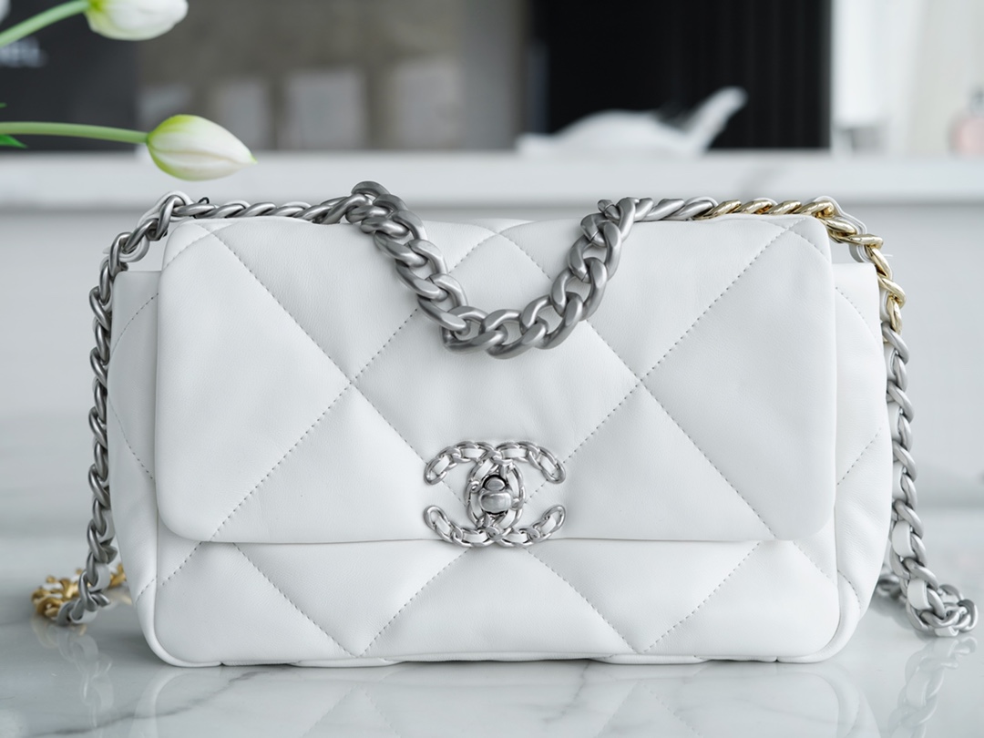 𝗖𝗛𝗔𝗡𝗘𝗟 ❶❾ 𝗕𝗔𝗚 Original Lambskin Series ❥ Genuine Leather ❥ Small ❥ Fairy White Silver Buckle 💭