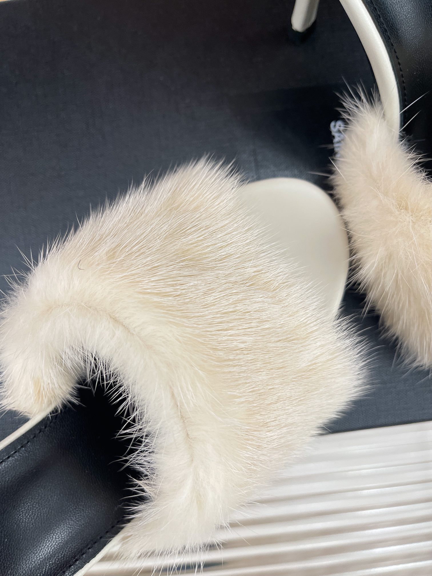𝙎𝙖𝙞𝙣𝙩 𝙇𝙖𝙪𝙧𝙚𝙣𝙩 | 𝟐𝟎𝟐𝟐/𝐒𝐒 𝐧𝐞𝐰 YSL｜23ss early spring mink fur one high heel slippers