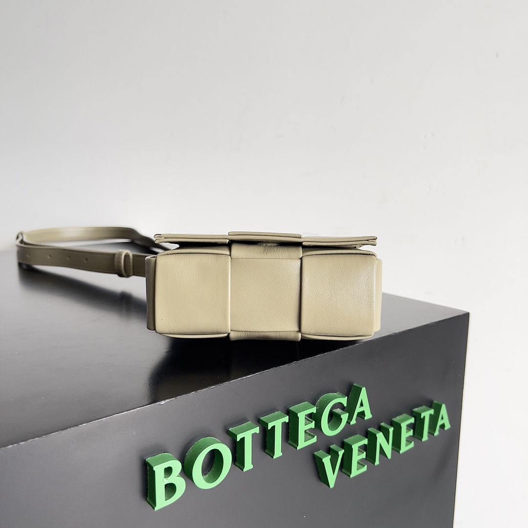 Bottega Veneta New Arrival 𝗺𝗶𝗻𝗶 𝗰𝗮𝘀𝘀 𝗲𝘁𝘁𝗲 taupe #667048
