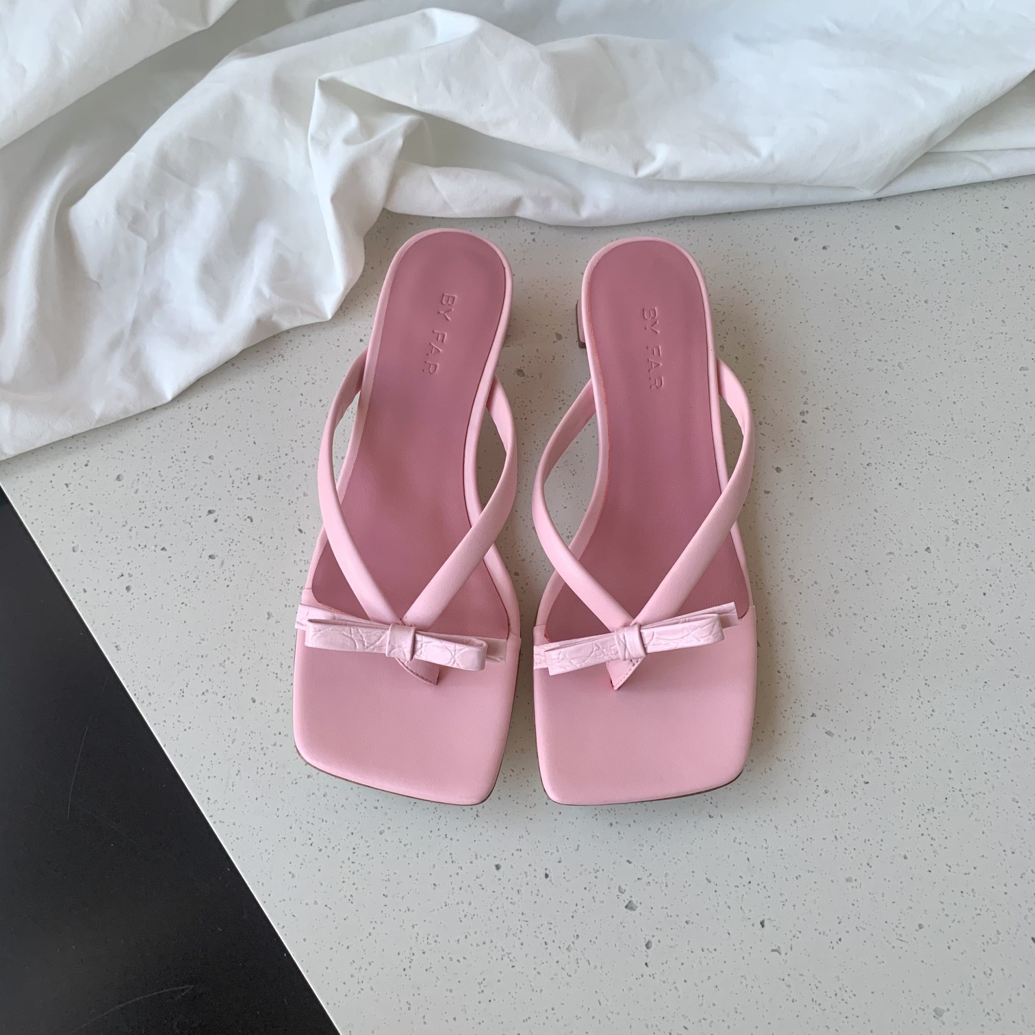 BY FAR | 𝟐𝟎𝟐𝟏/𝐒𝐒 𝐧𝐞𝐰 BY FAR21 spring and summer square-toed flip flops A series of super summer colors