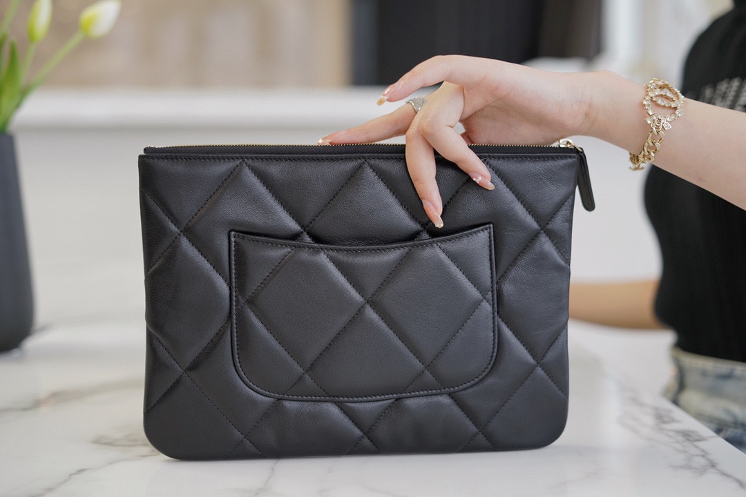 𝗖𝗛𝗔𝗘𝗡𝗟✦Classic 19 Series Imported Channel Special Lambskin🐑 Carry-on Clutch Bag Classic ➼ Black Gold
