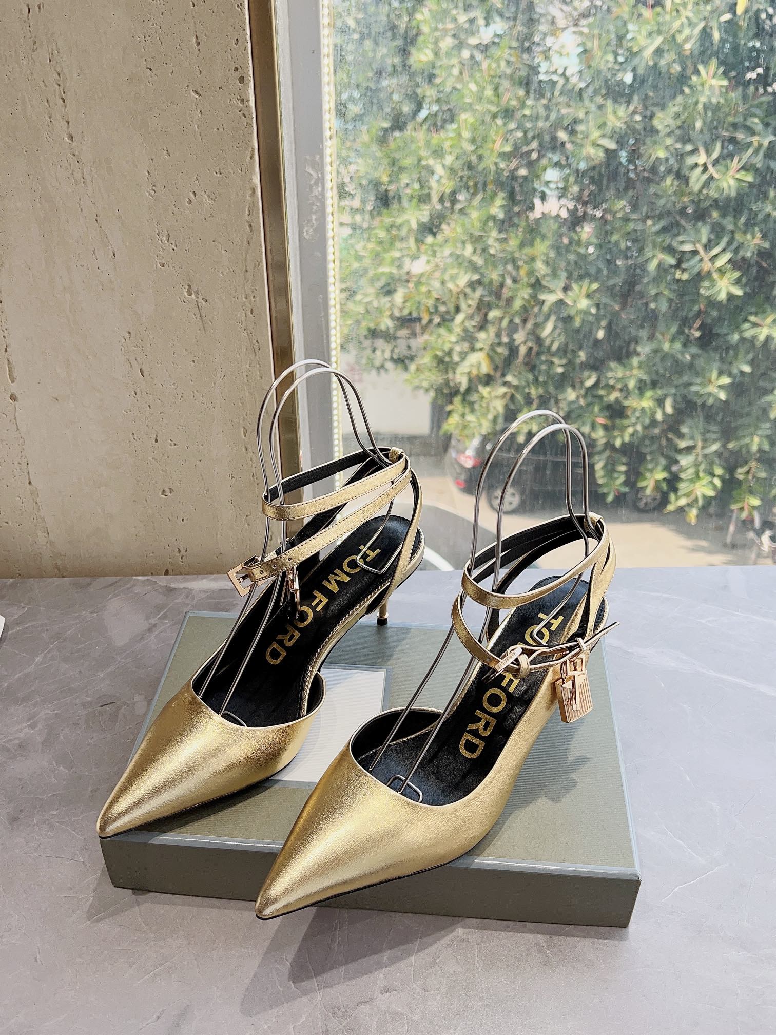 𝐓𝐎𝐌𝐅𝐎𝐑𝐃｜𝟐𝟎𝟐𝟑𝐒𝐒/𝐧𝐞𝐰  Dolce & Ga women's jeweled buckle jacquard raglan heels