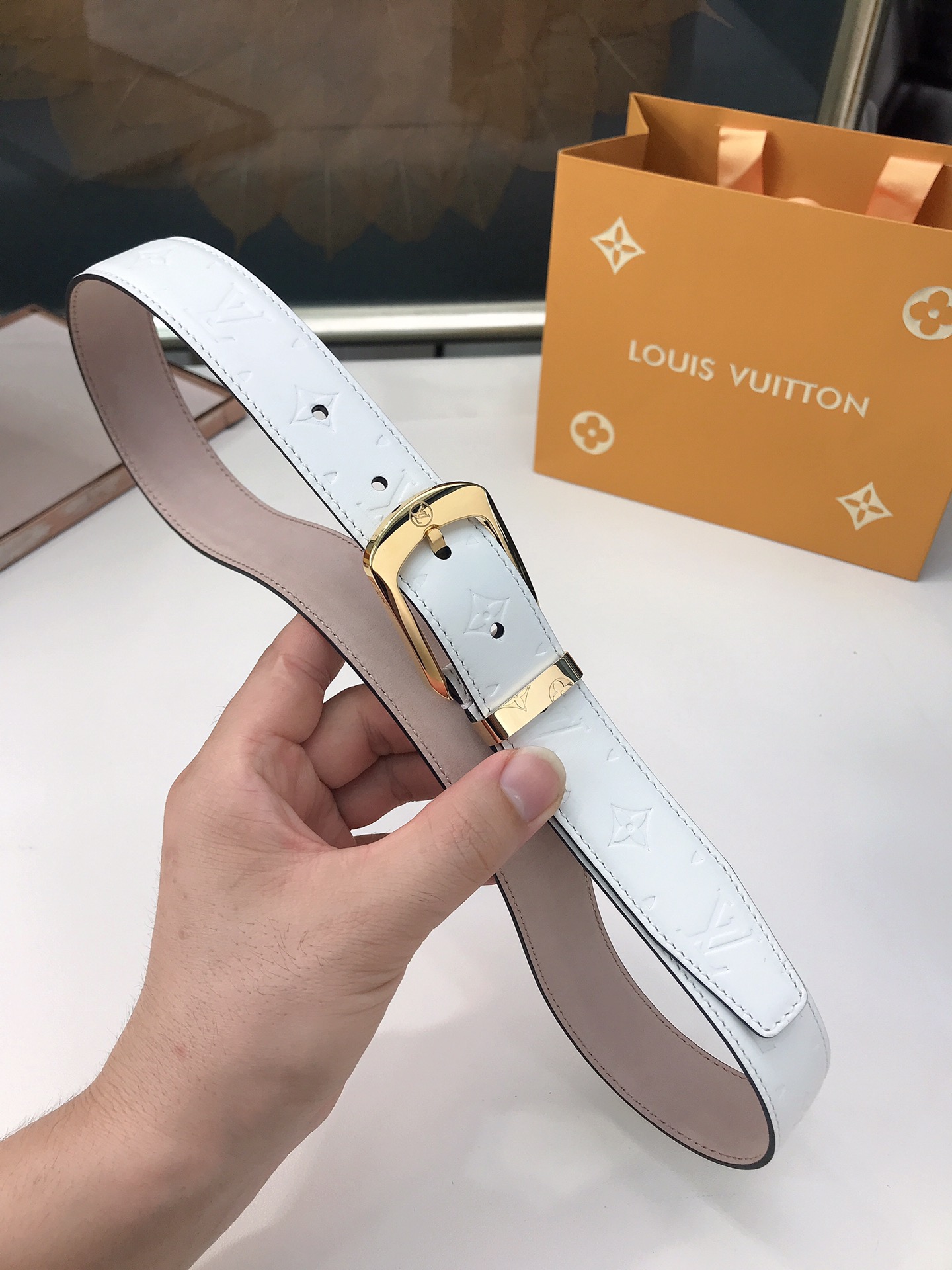 LOUIS VUITTO belt is double-sided with Italian original custom imported cowhide embossing