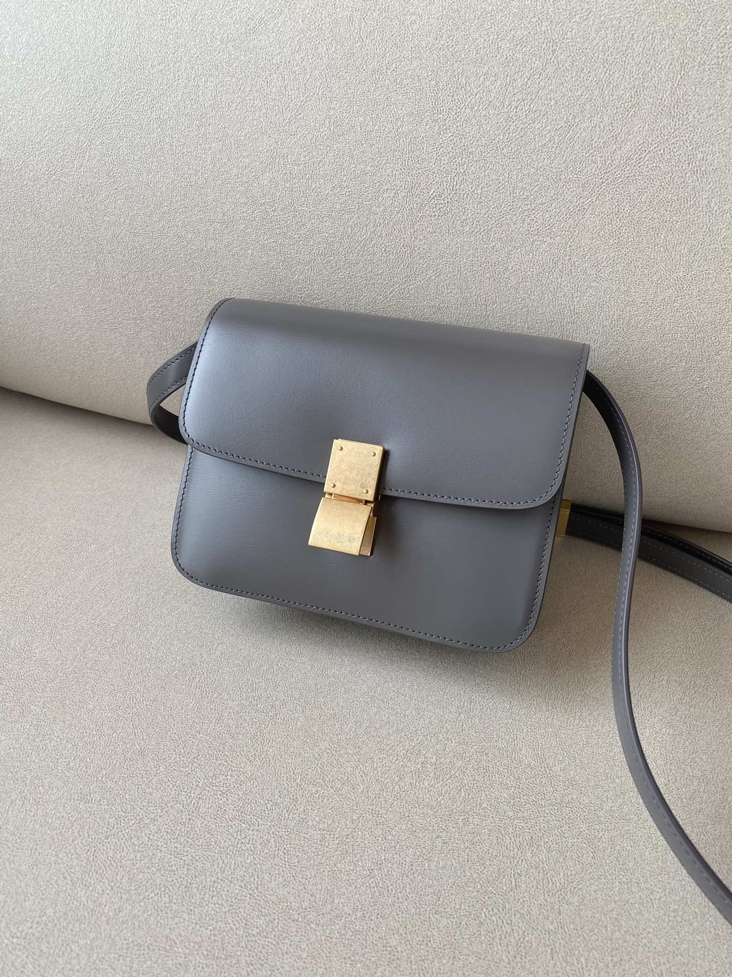 𝐂𝐞𝐥𝐢𝐧𝐞 Box Teen bag in polished calfskin