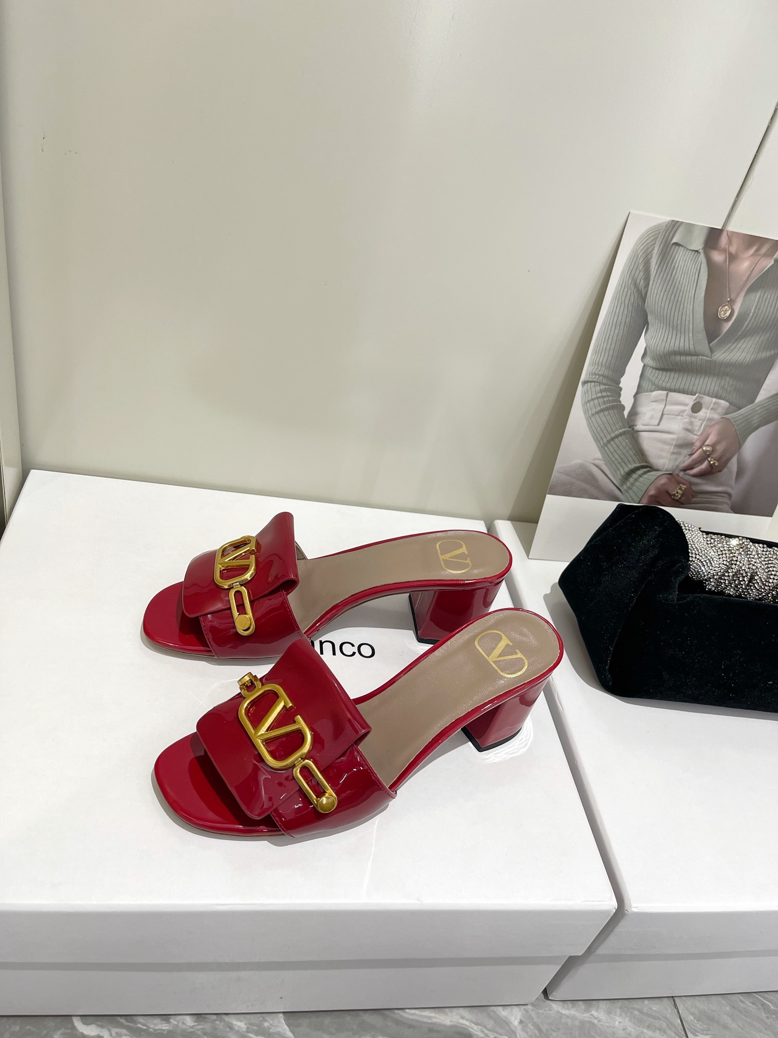 【Valentino】𝟐𝟎𝟐𝟏/𝐒𝐒 𝐧𝐞𝐰  Valentino 2022 / fw spring and summer new women's slippers