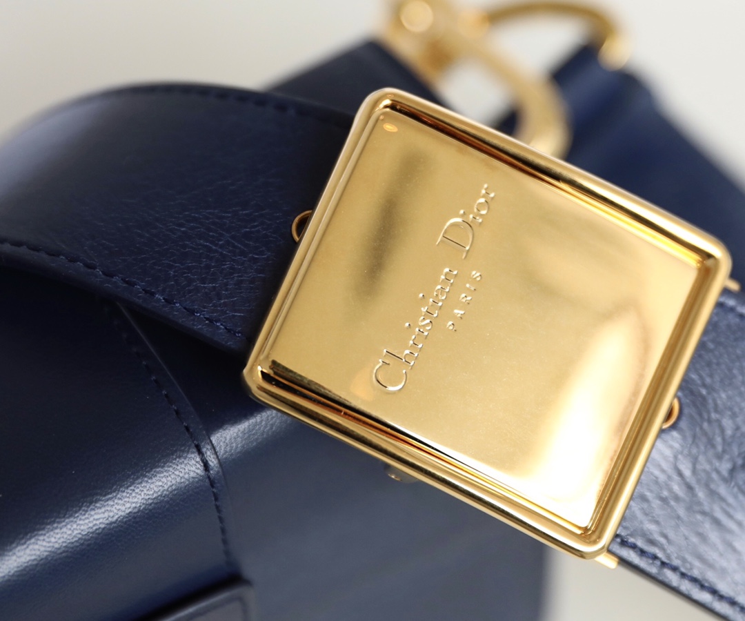 Montaigne navy blue 𝙢𝙞𝙣𝙞 box bag