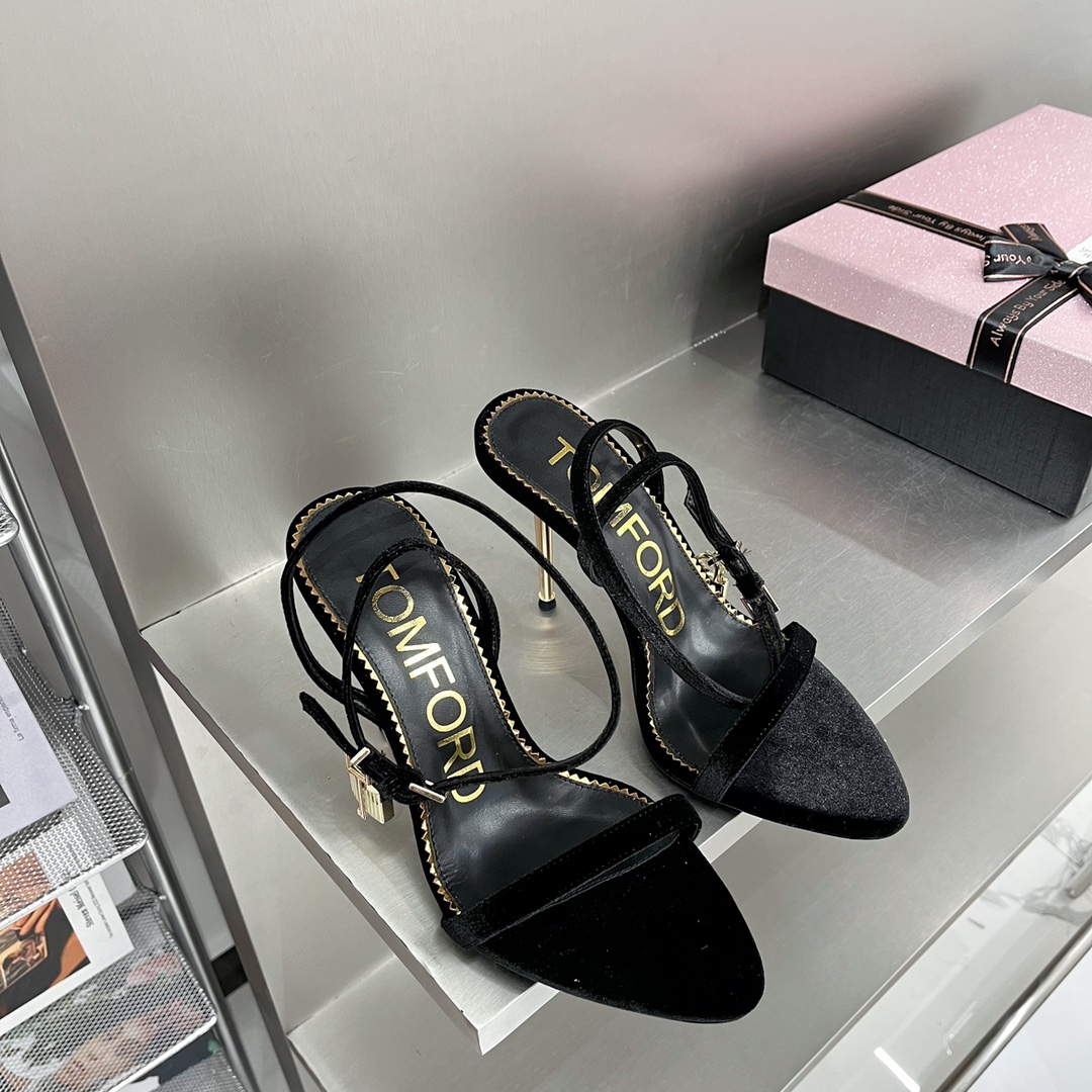 𝒕𝒐𝒎𝒇𝒐𝒓𝒅 𝟐𝟎𝟐𝟐/𝐒𝐒 𝐧𝐞𝐰 TF Tom Ford Gold Heel Padlock Sandals