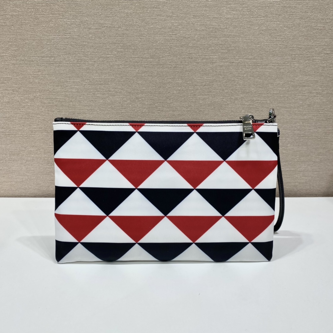 𝐏𝐑𝐀𝐃𝐀 2NH006 Triangle print clutch bag