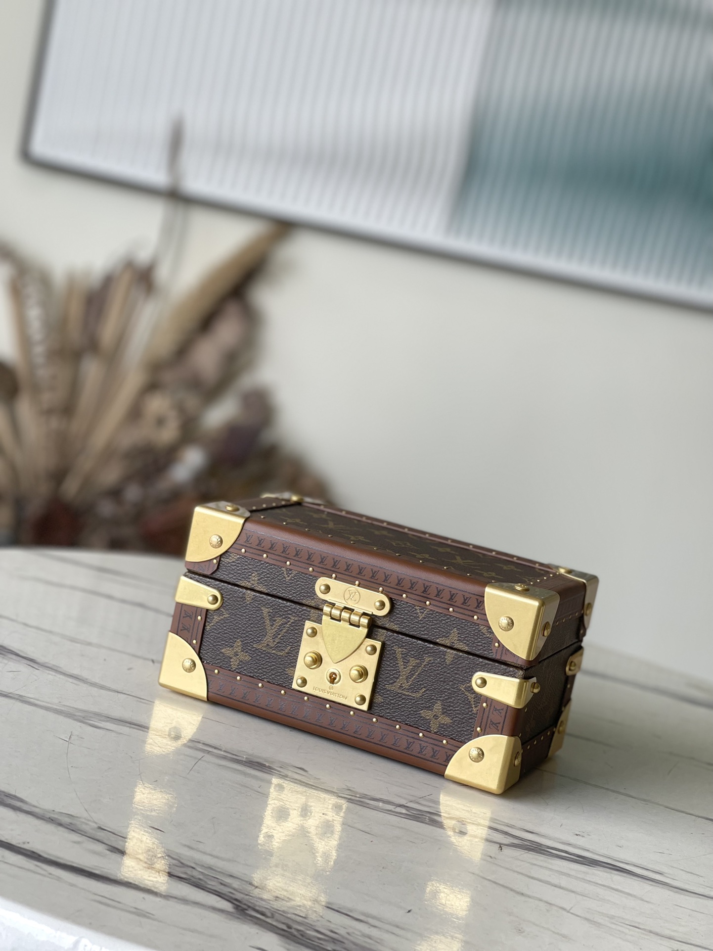 𝐋𝐎𝐔𝐈𝐒 𝐕𝐔𝐈𝐓𝐓𝐎𝐍  M20037 Red This jewelry box is decorated with a simple and elegant Monogram canvas bag