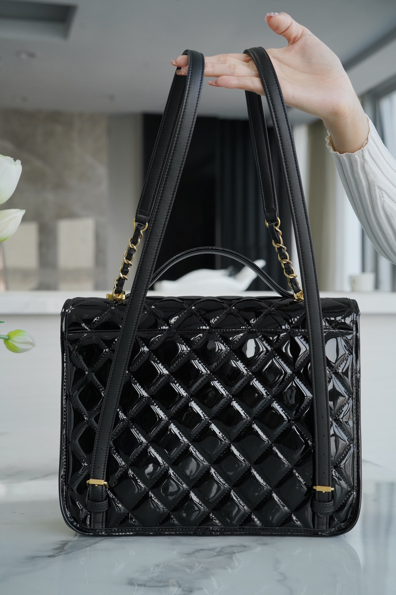 𝗖𝗛𝗔𝗡𝗘𝗟✦ Made of original tire cow patent leather 𝟮𝟮k Premium Handmade Workshop Patent Leather Shoulder Bag