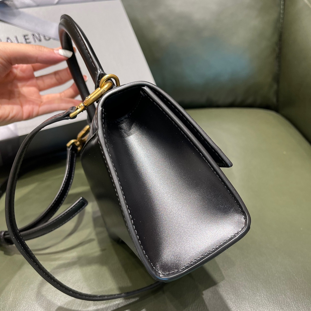 BALENCIAGA 𝐇𝐨𝐮𝐫𝐠𝐥𝐚𝐬𝐬 𝐗𝐒 The hourglass bag of the fashion world