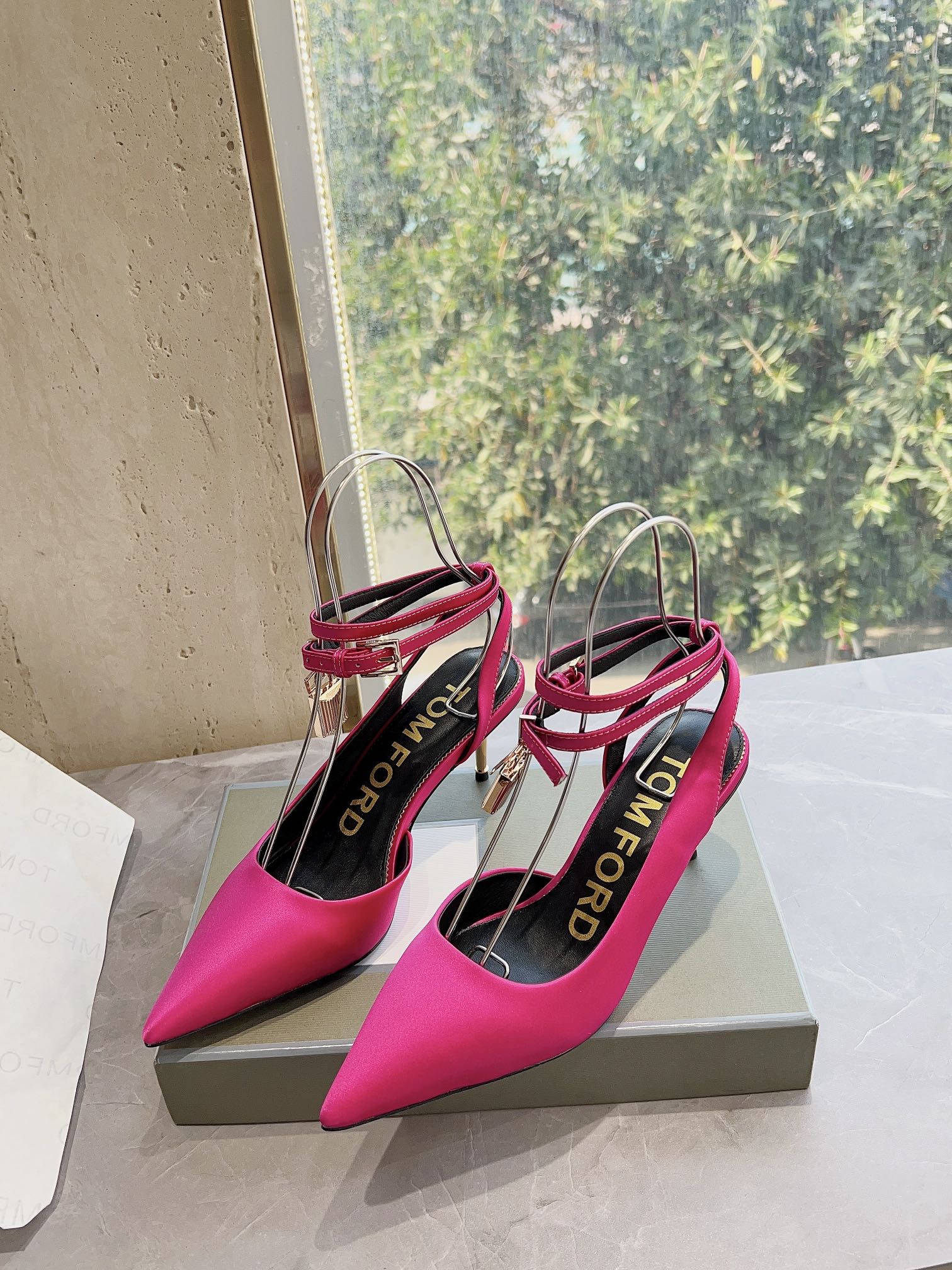 𝐓𝐎𝐌𝐅𝐎𝐑𝐃｜𝟐𝟎𝟐𝟑𝐒𝐒/𝐧𝐞𝐰  Dolce & Ga women's jeweled buckle jacquard raglan heels