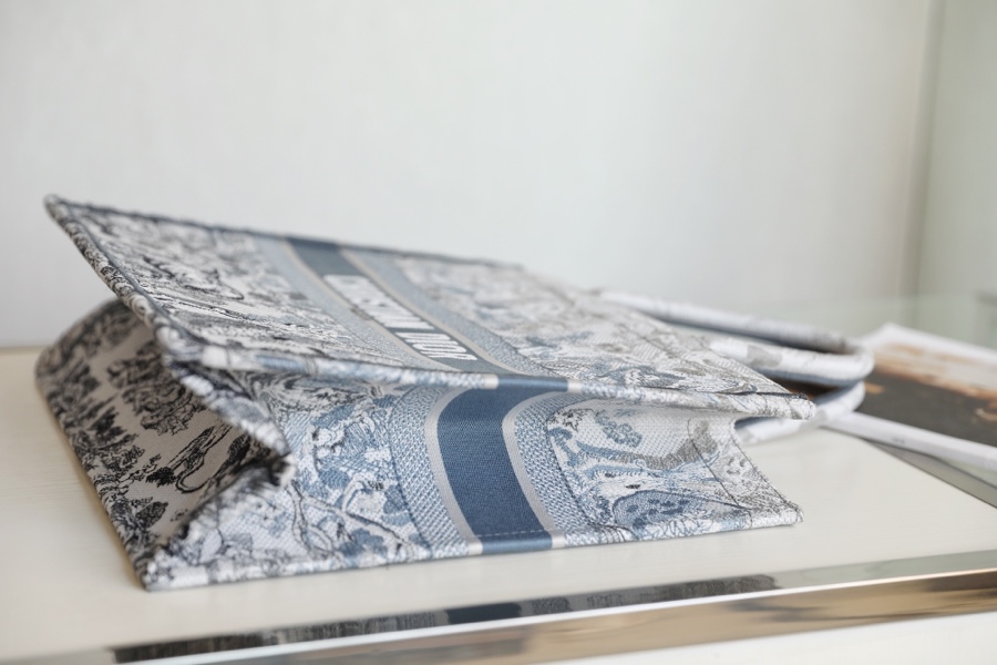 DIOR TOTE Gradient Tiger