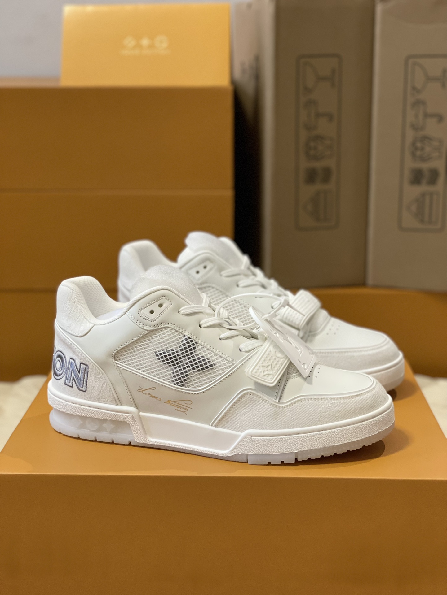 Louis Vuitton Trainer sneakers for couples, style 1A98UX