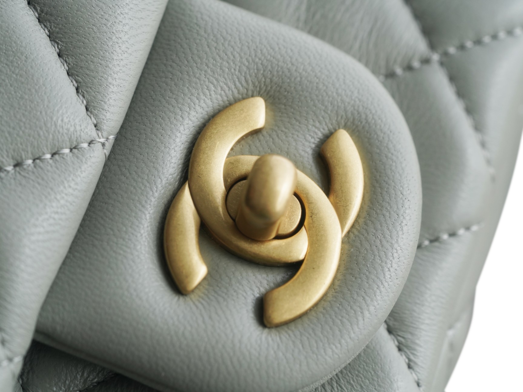 𝗖𝗛𝗔𝗘𝗡𝗟 ✦𝟮𝟮🅲Spring and Summer Metal Ball Square Fatty Gray Green