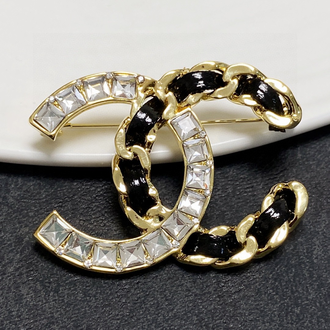 CHANEL🇫🇷Xiaoxiang Chanel brooch in new leather and diamonds