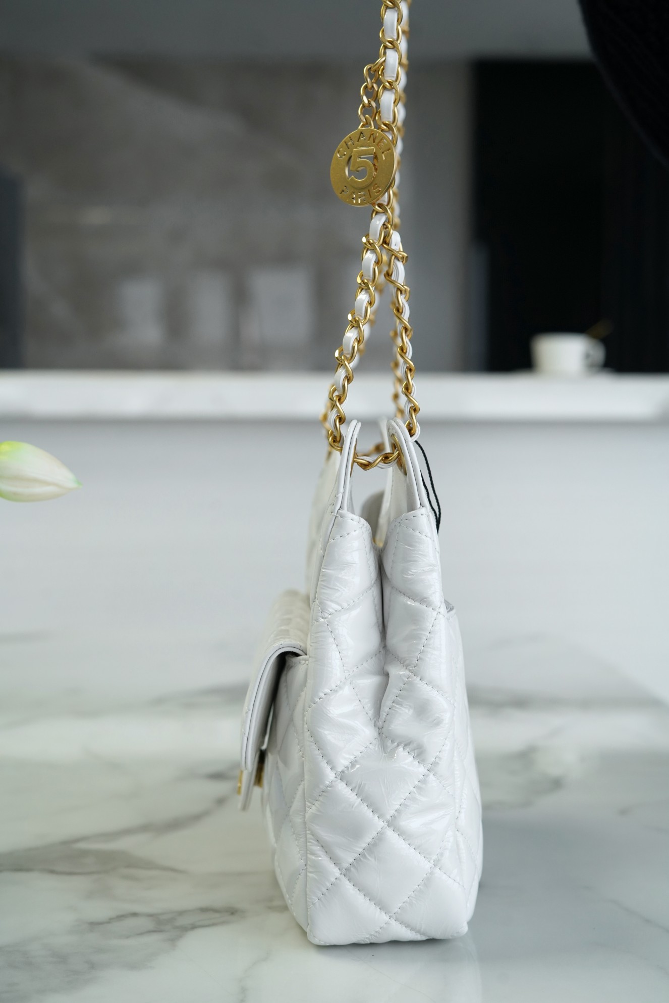 𝗖𝗛𝗔𝗡𝗘𝗟✦23𝑪 Early Spring Resort Collection Bright crinkled calfskin and gold metal Wave bag Medium White
