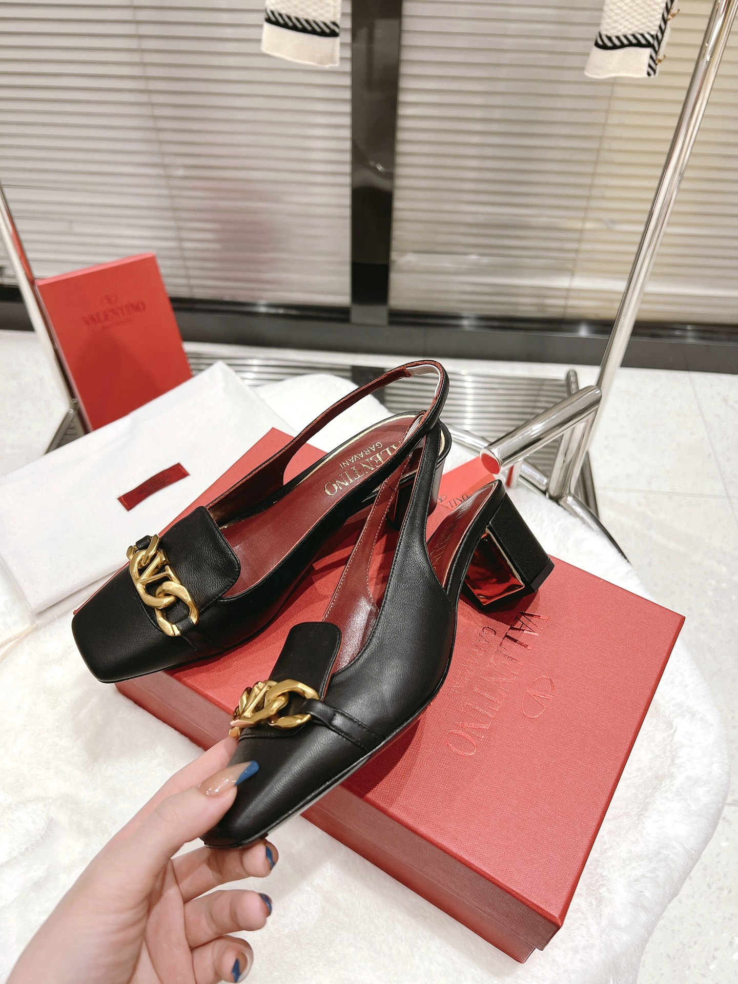 【Valentino】𝟐𝟎𝟐𝟏/𝐒𝐒 𝐧𝐞𝐰  Valentino fabric patent leather lining sheepskin sole cowhide