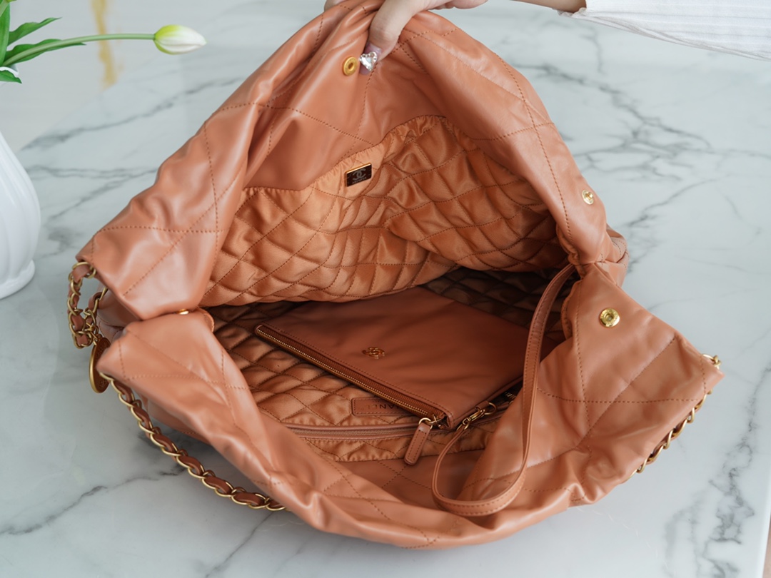 𝗖𝗛𝗔𝗘𝗡𝗟✦ 𝟐𝟐𝗣Spring/Summer New 𝟐𝟐Handbag Genuine Tail Leather Large Caramel ☄️