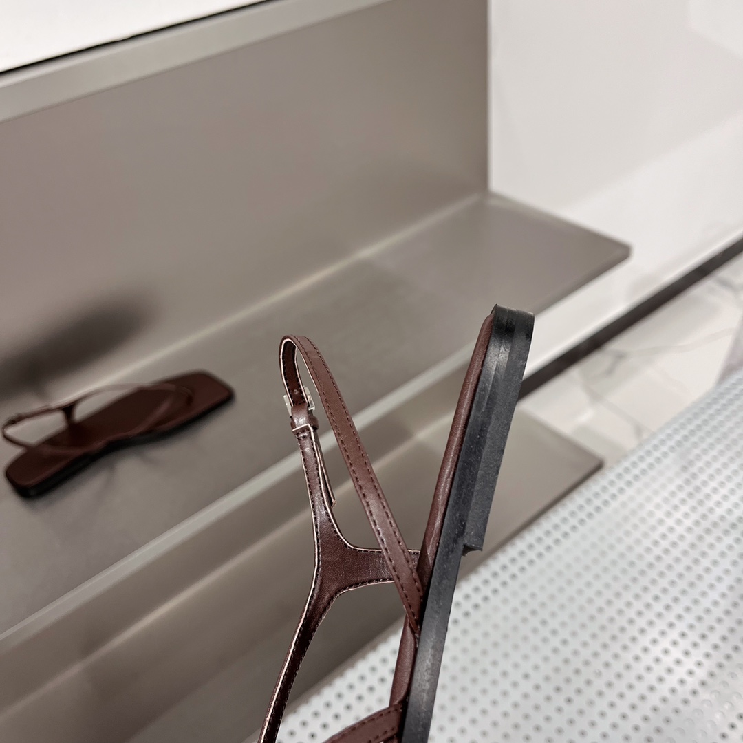 𝐓𝐇𝐄 𝐑𝐎𝐖｜𝟐𝟎𝟐𝟐/𝐒𝐒 𝐧𝐞𝐰 New The row 2022/fw Retro Minimalist Sandals