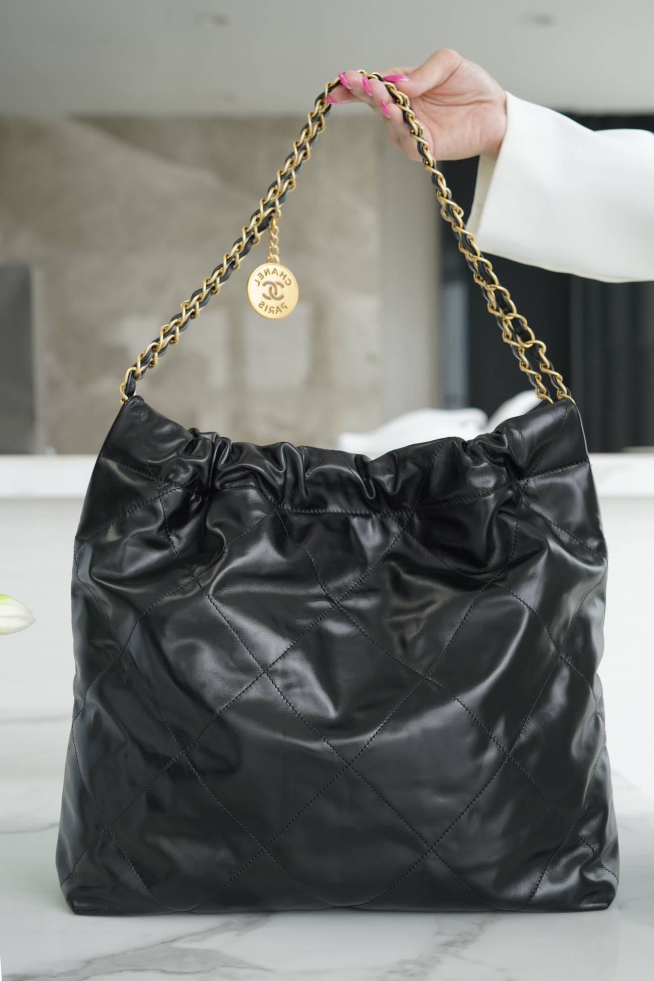𝗖𝗛𝗔𝗘𝗡𝗟✦𝟐𝟐𝗣Spring/Summer New 𝟐𝟐Handbag Genuine Tail Leather Medium Black Gold