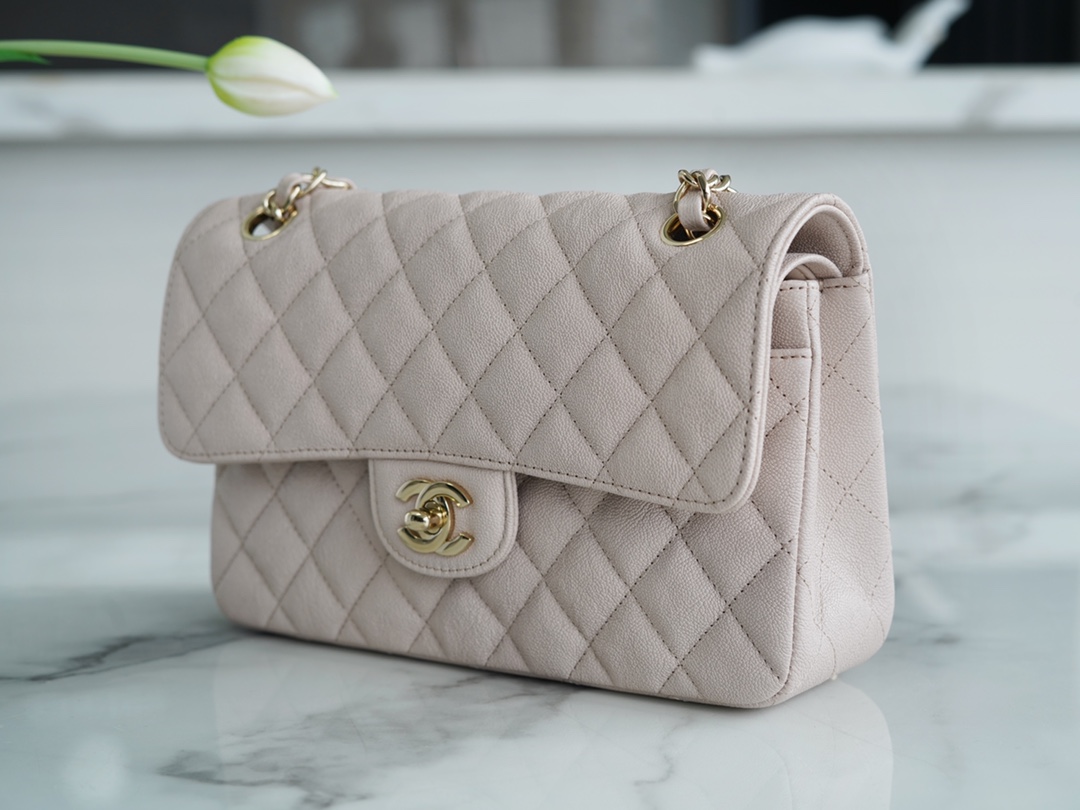 𝐂𝐇𝐀𝐍𝐄𝐋 Classic Flap washed cowhide is made from the most delicate newborn calves washed fetal cow small light apricot