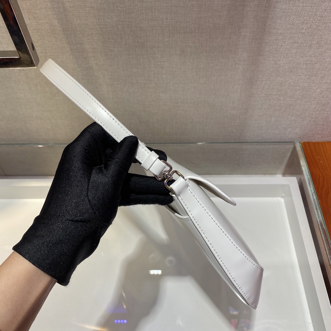 𝐏𝐑𝐀𝐃𝐀 New Underarm Bag 1BD311