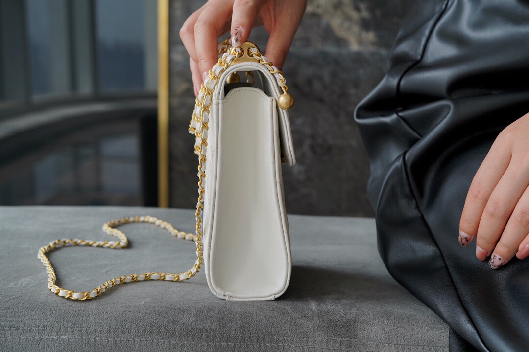 𝗖𝗛𝗔𝗘𝗡𝗟✦2021 Early Autumn New Double Ball Phone Bag 🤍 White