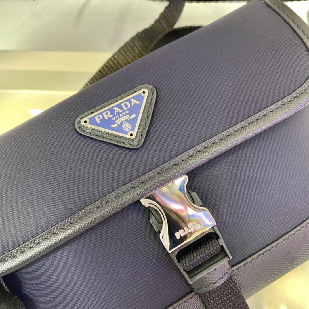 𝐏𝐑𝐀𝐃𝐀𝐀 Mini shape messenger bag
