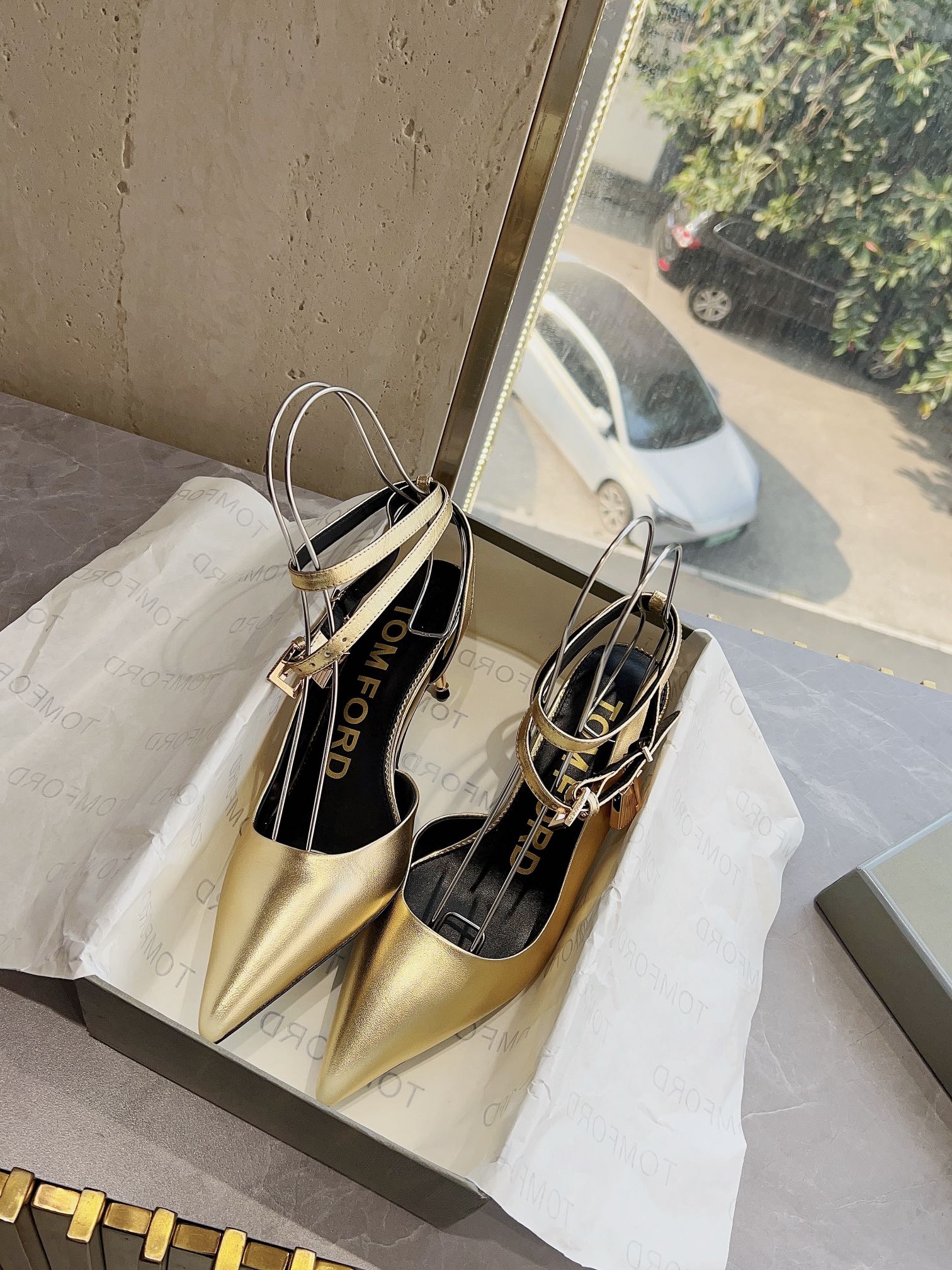 𝐓𝐎𝐌𝐅𝐎𝐑𝐃｜𝟐𝟎𝟐𝟑𝐒𝐒/𝐧𝐞𝐰  Dolce & Ga women's jeweled buckle jacquard raglan heels