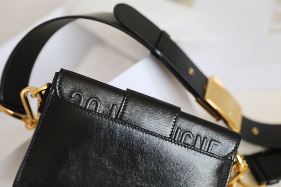Montaigne Black 𝙢𝙞𝙣𝙞 Box Bag