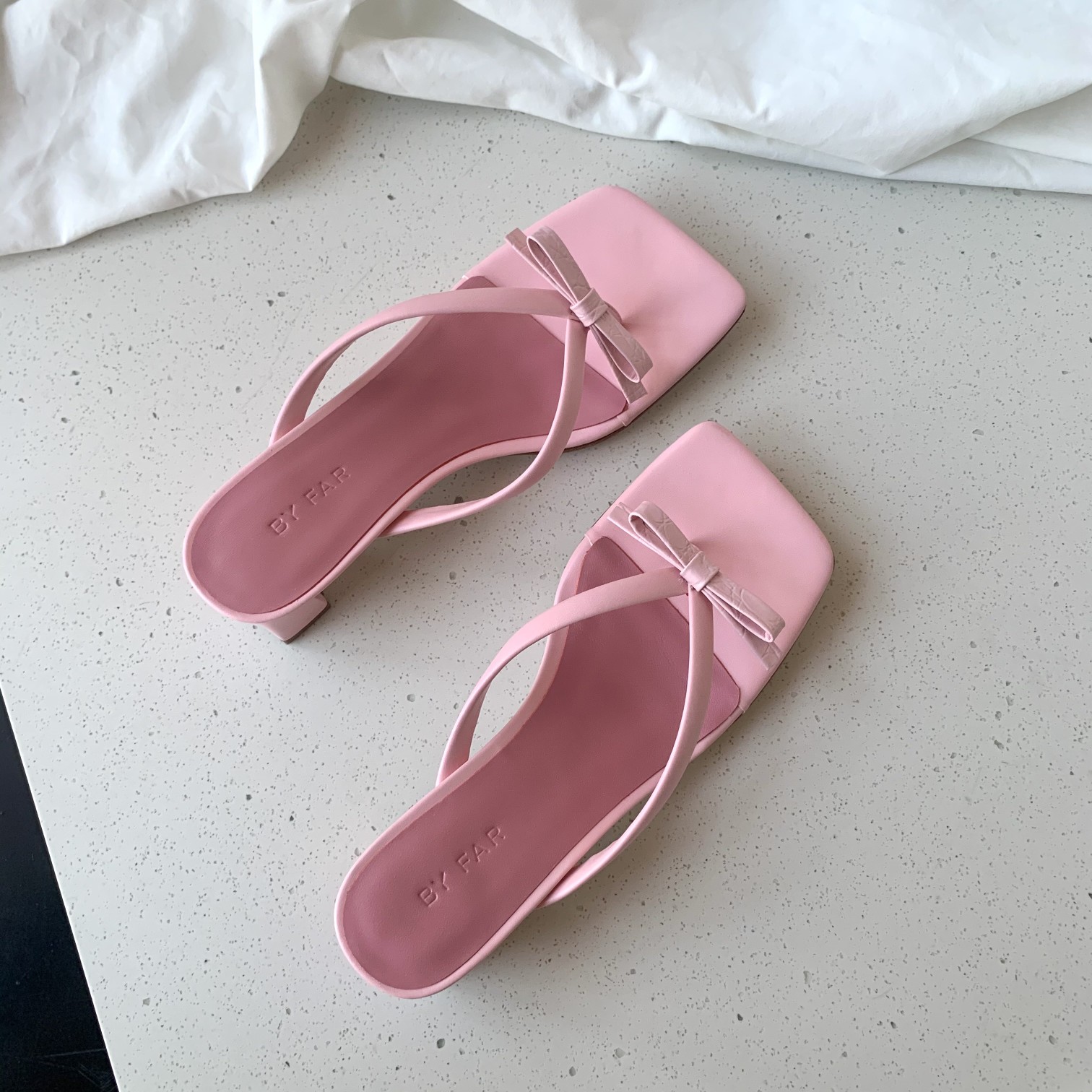 BY FAR | 𝟐𝟎𝟐𝟏/𝐒𝐒 𝐧𝐞𝐰 BY FAR21 spring and summer square-toed flip flops A series of super summer colors