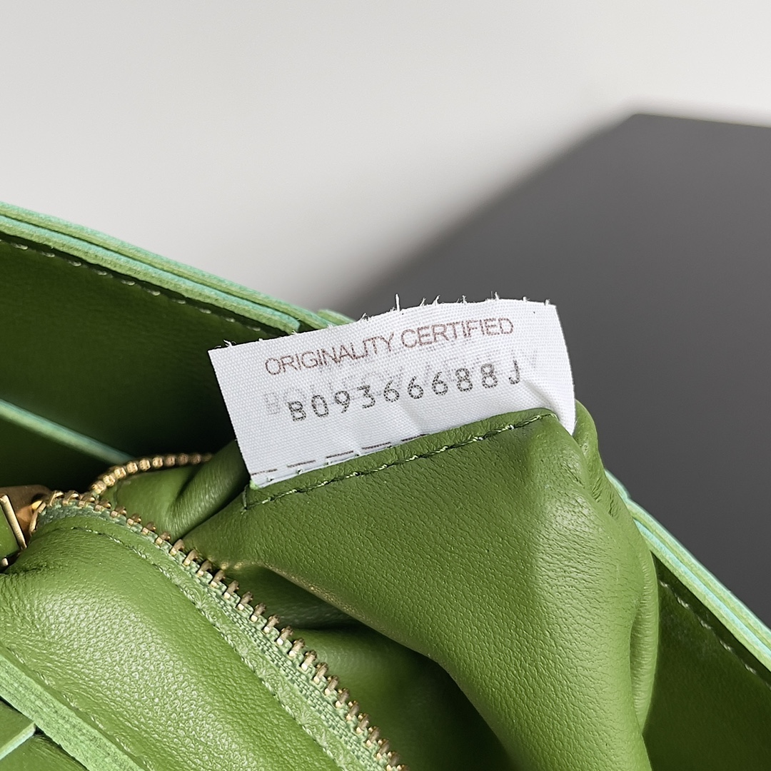 Bottega Veneta Cassette 5-panel lychee print green pepper #666870