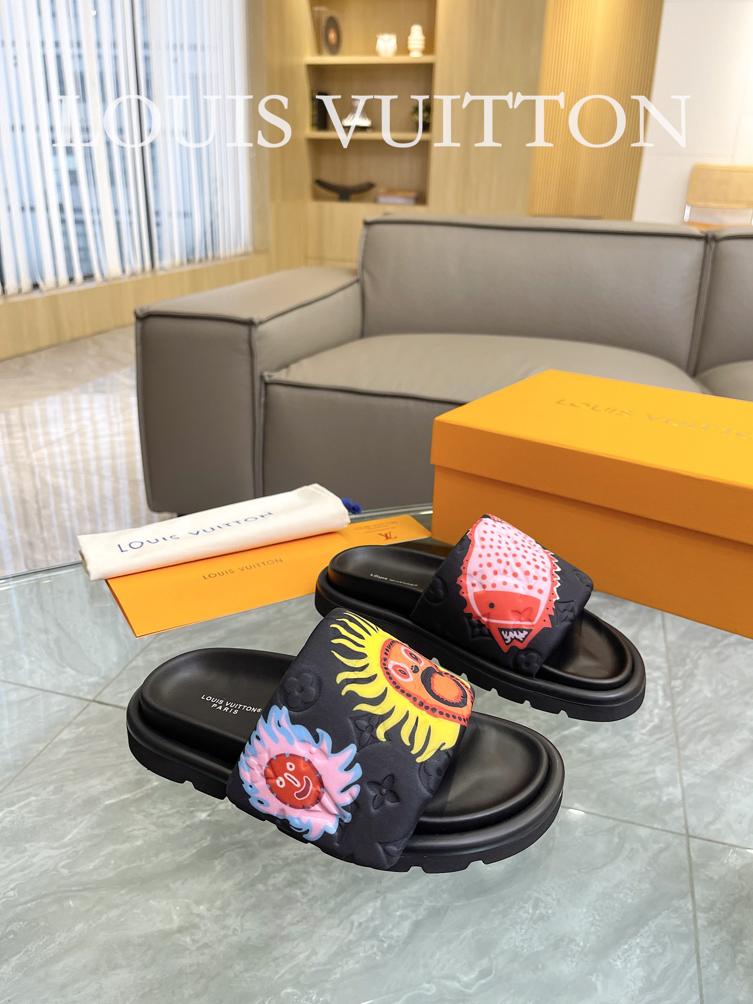 Louis Vuitton 2023 couple models embossed print