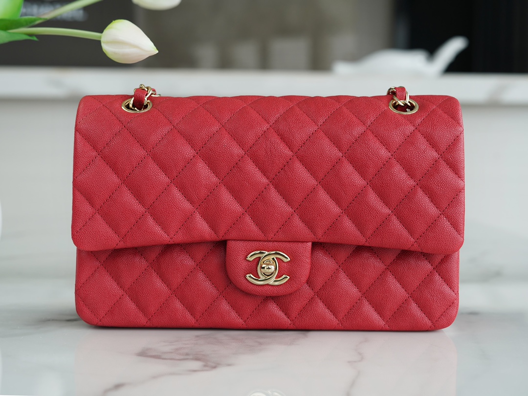 𝐂𝐇𝐀𝐍𝐄𝐋 Classic Flap washed cowhide is made from the most delicate calves just born Washed fetal cow Medium Large red ❤