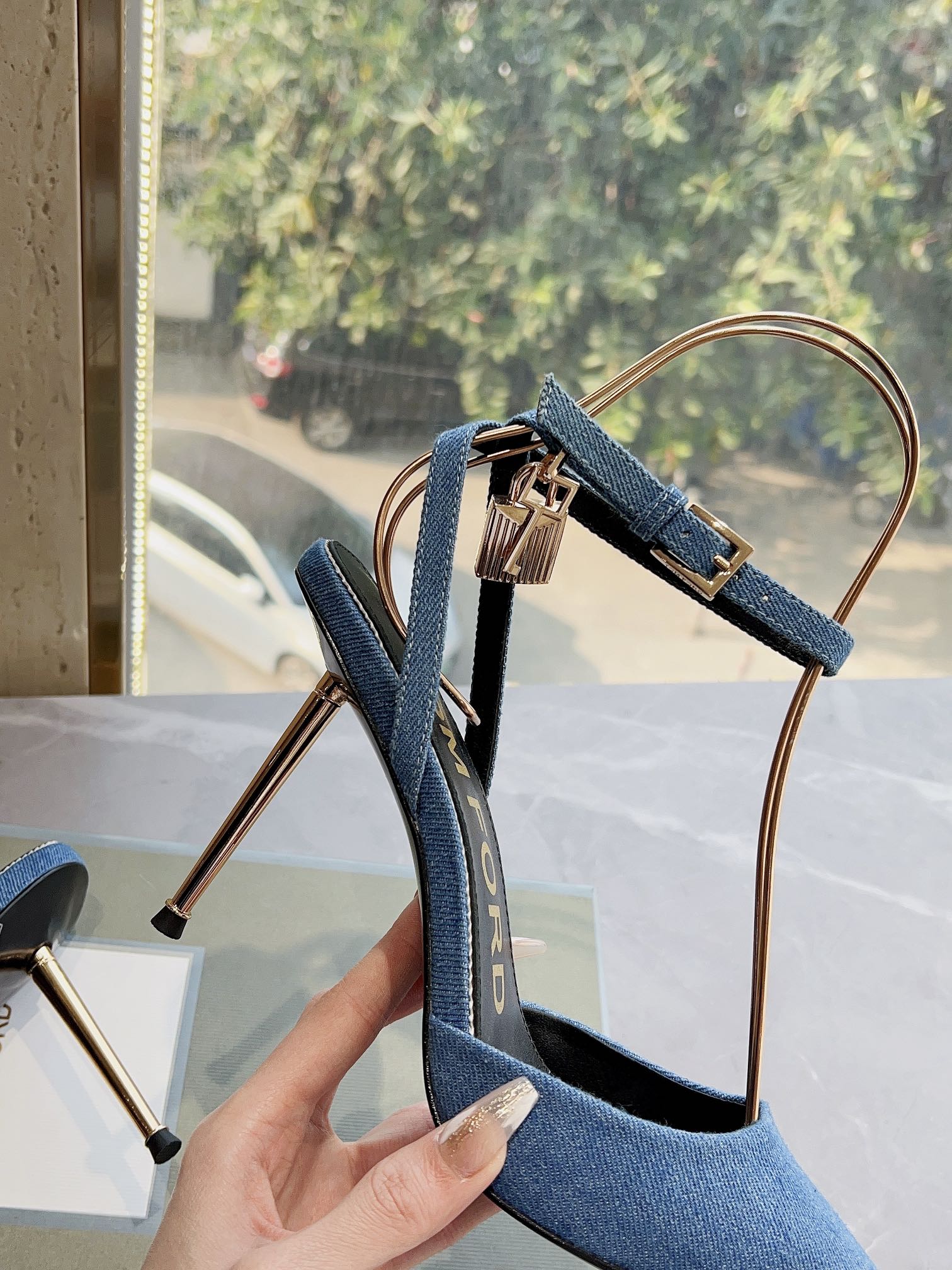 𝐓𝐎𝐌𝐅𝐎𝐑𝐃｜𝟐𝟎𝟐𝟑𝐒𝐒/𝐧𝐞𝐰  Dolce & Ga women's jeweled buckle jacquard raglan heels