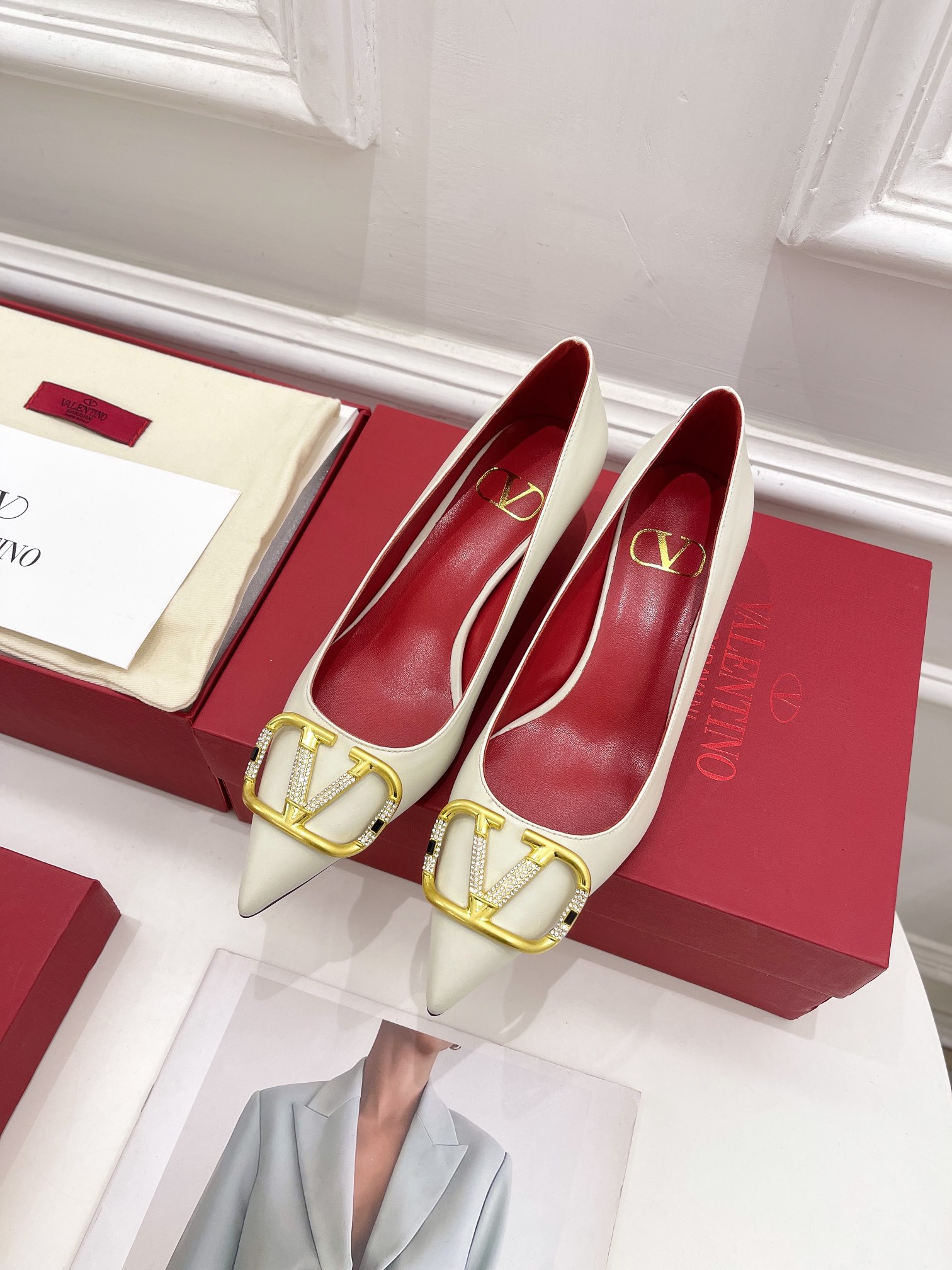 【Valentino】𝟐𝟎𝟐𝟏/𝐒𝐒 𝐧𝐞𝐰 Valentino 2022 spring and summer new large V diamond buckle high heels on the new