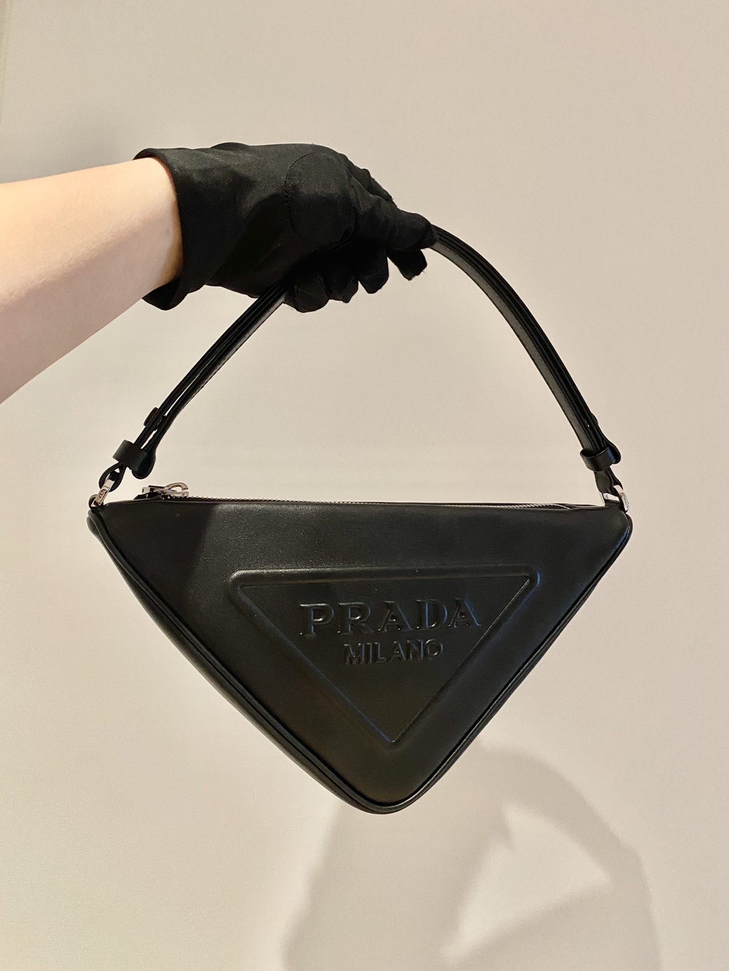 𝐏𝐑𝐀𝐃𝐀 Triangular bag 1NQ043