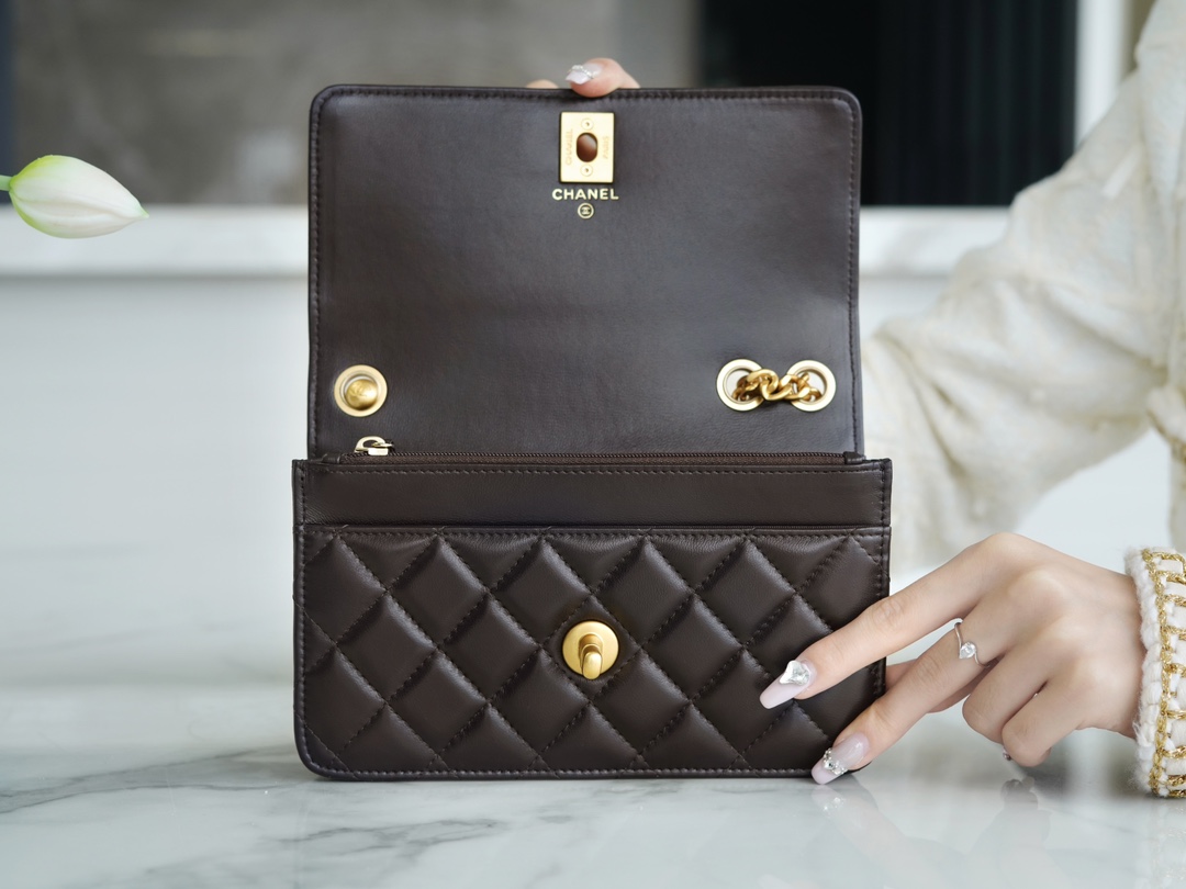 𝗖𝗛𝗔𝗡𝗘𝗟✦𝟮𝟐𝑲 Adjustable gold bead clasp Double C𝗹𝗼𝗴𝗼 Embossed small gold column woc Adjustable clasp dark brown🤎