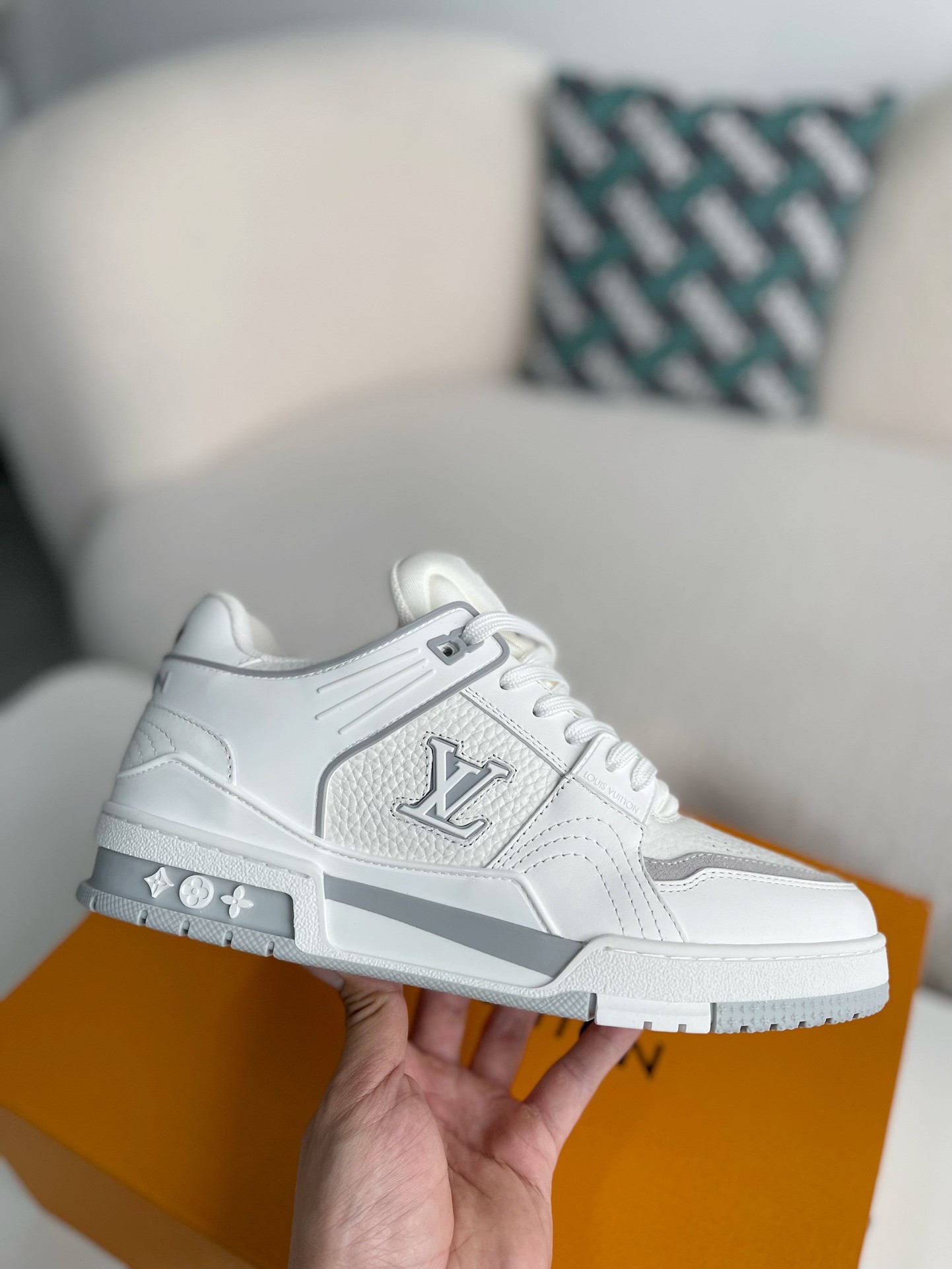 LOUIS VUITTON SNEAKERS