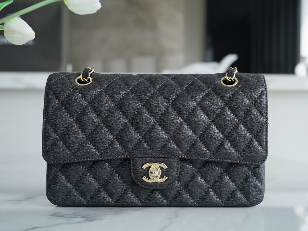 𝐂𝐇𝐀𝐍𝐄𝐋 Classic Flap washed cowhide is made from the most delicate newborn calves Washed fetal cow Medium 🤎 Coffee