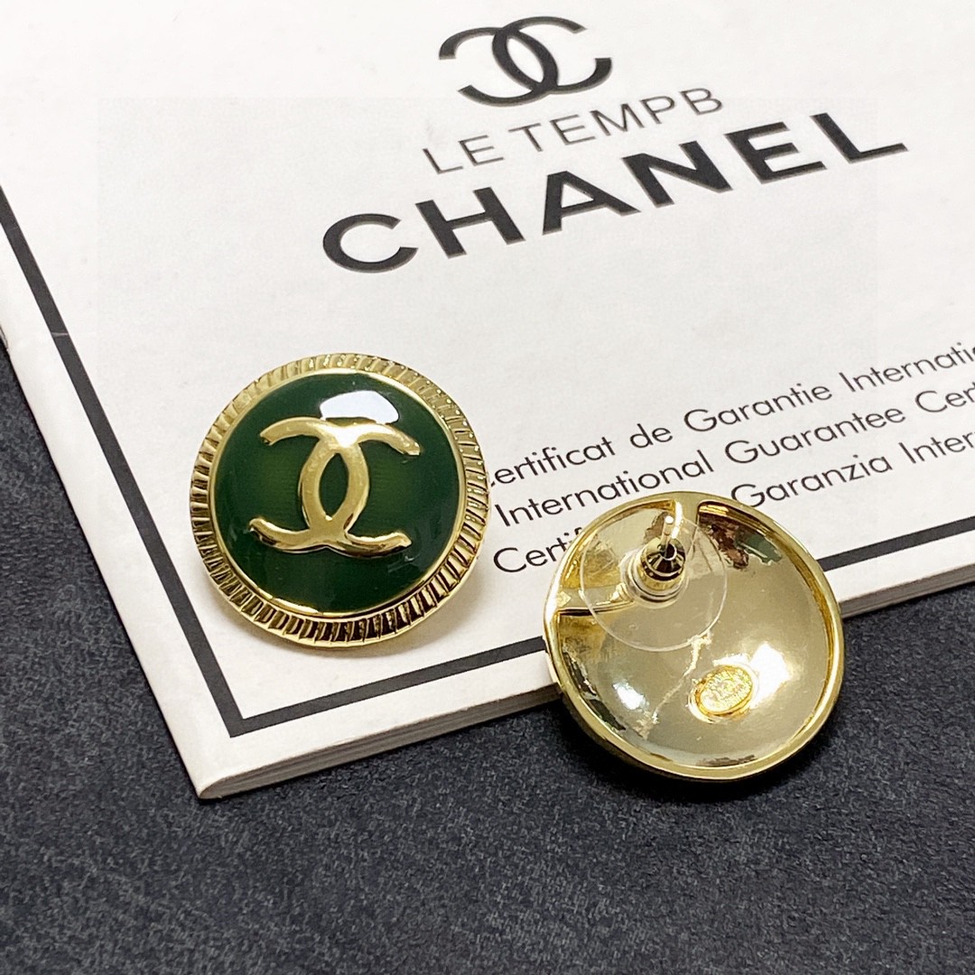 CHANEL🇫🇷Xiaoxiang autumn and winter middle-aged grass green earrings