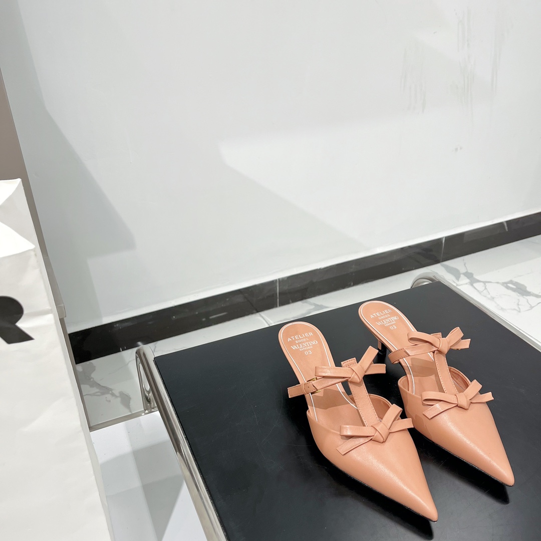 【Valentino】𝟐𝟎𝟐𝟏/𝐒𝐒 𝐧𝐞𝐰 Valentino Early Spring Collection Pointed Toe Bow Sandals