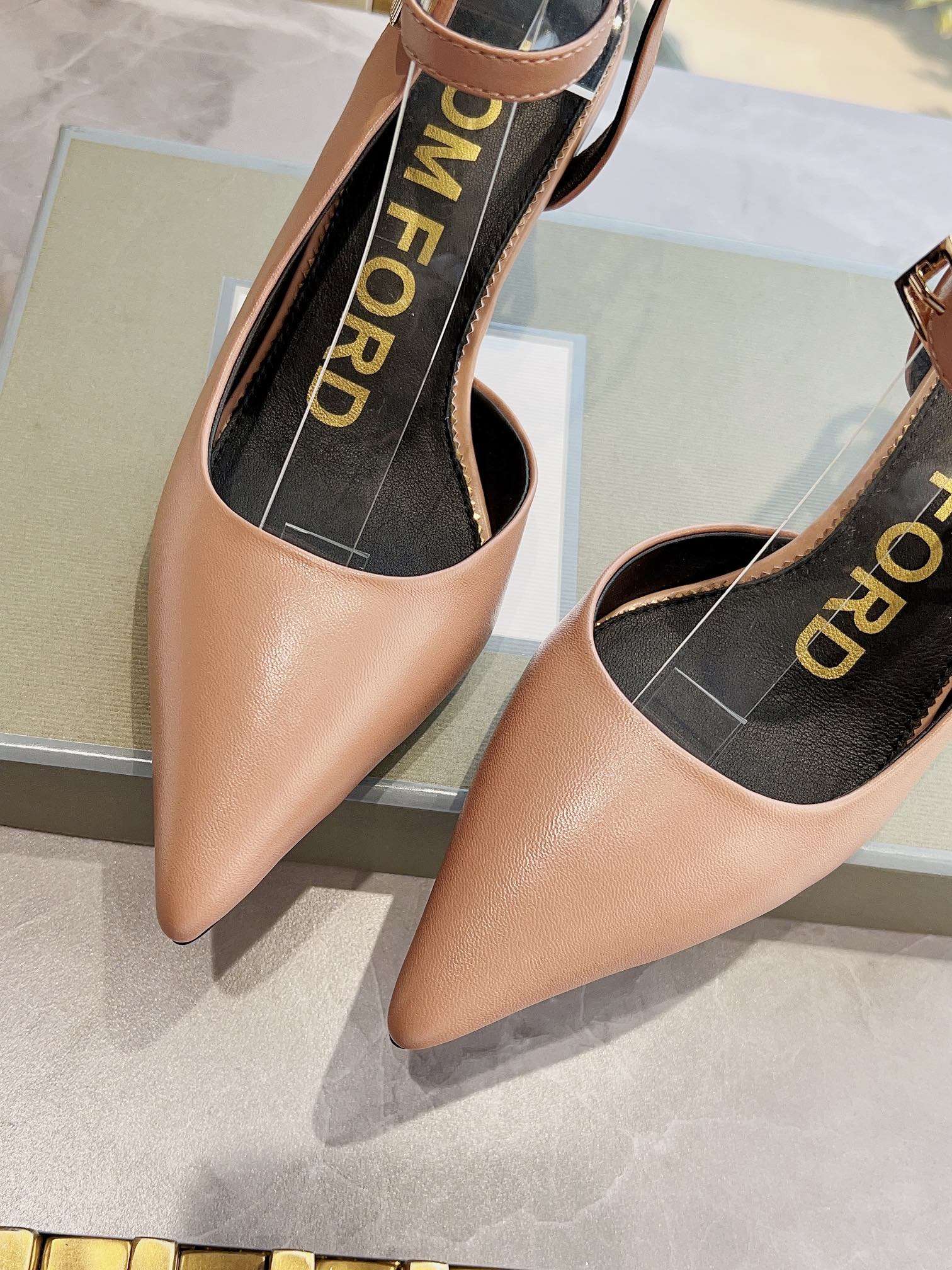 𝐓𝐎𝐌𝐅𝐎𝐑𝐃｜𝟐𝟎𝟐𝟑𝐒𝐒/𝐧𝐞𝐰  Dolce & Ga women's jeweled buckle jacquard raglan heels