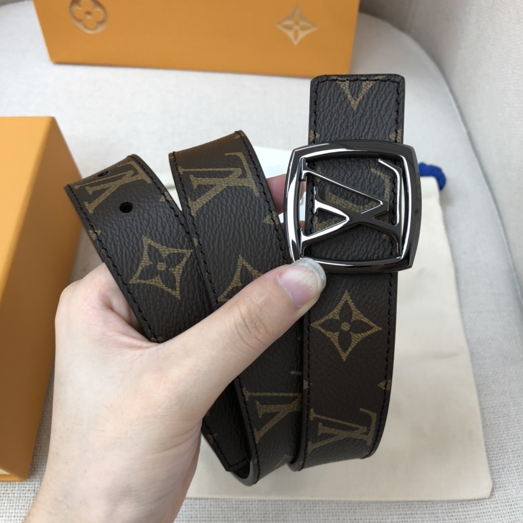 LOUIS VUITTO iconic LV Initiales design